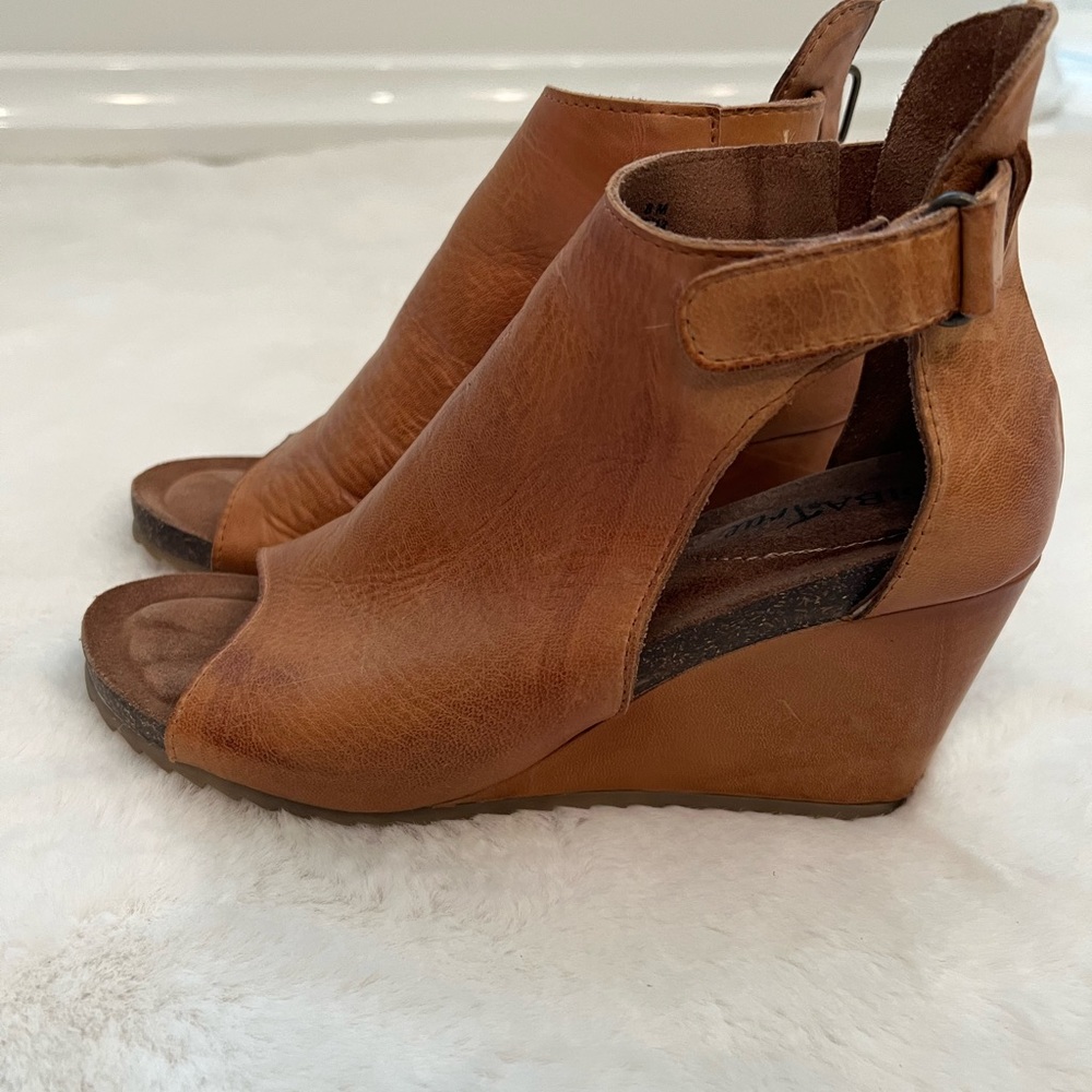 Dina tru leather wedge